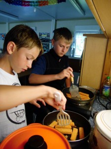 Mittagessen - Tischdienst Calvin & Nick (bd 12J.) beim Kochen