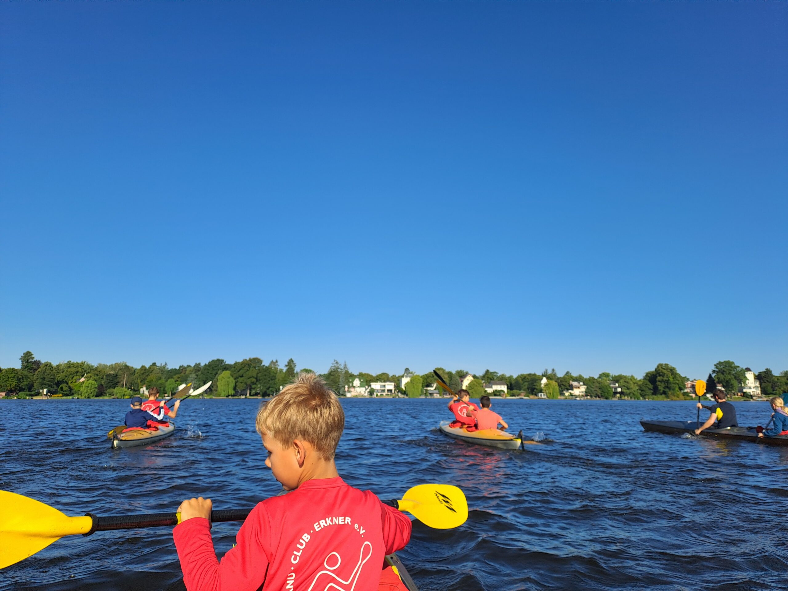 Nachwuchskanute im Kajak auf dem Dämeritzsee