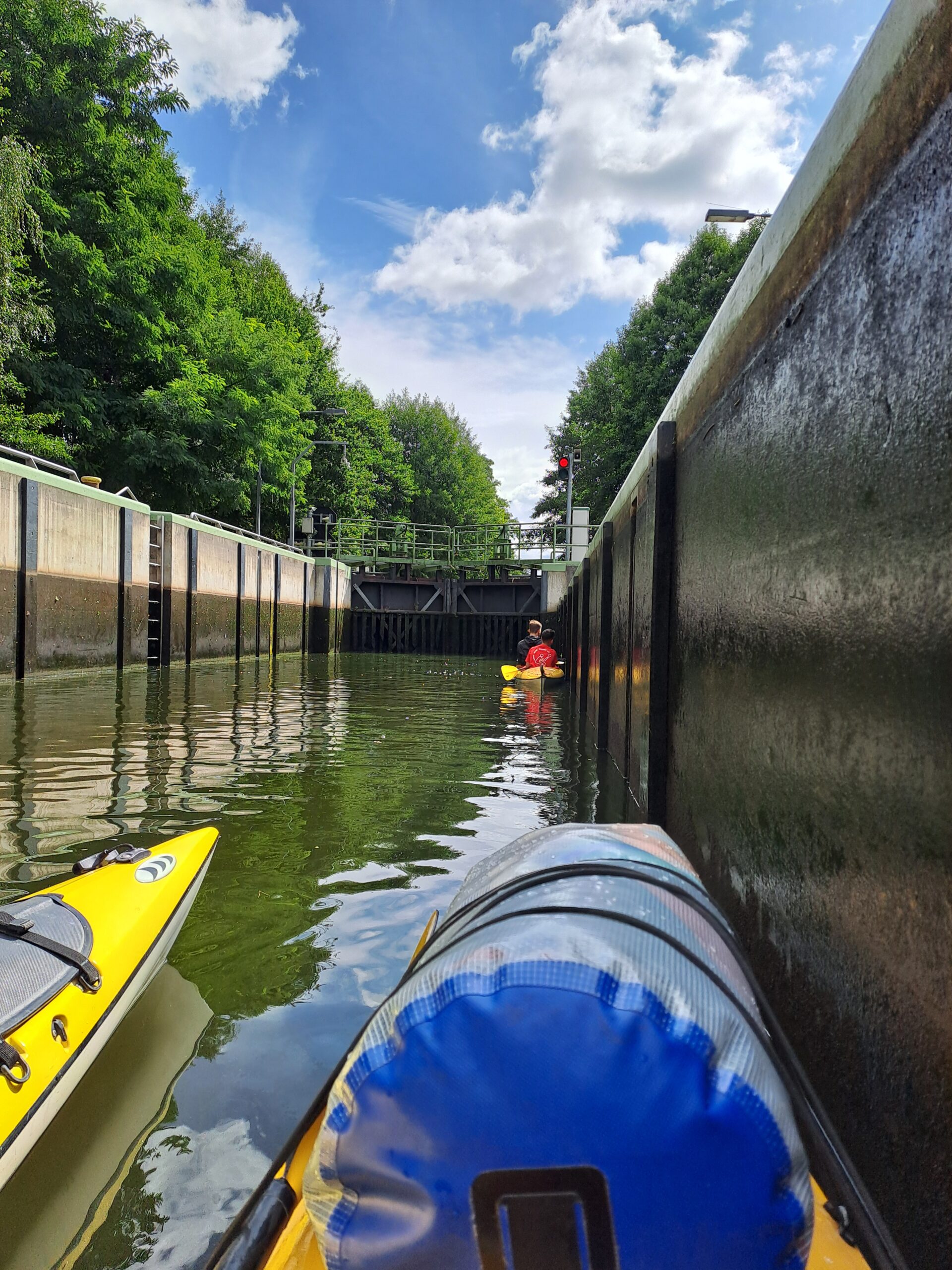 Kajak in der Schleuse