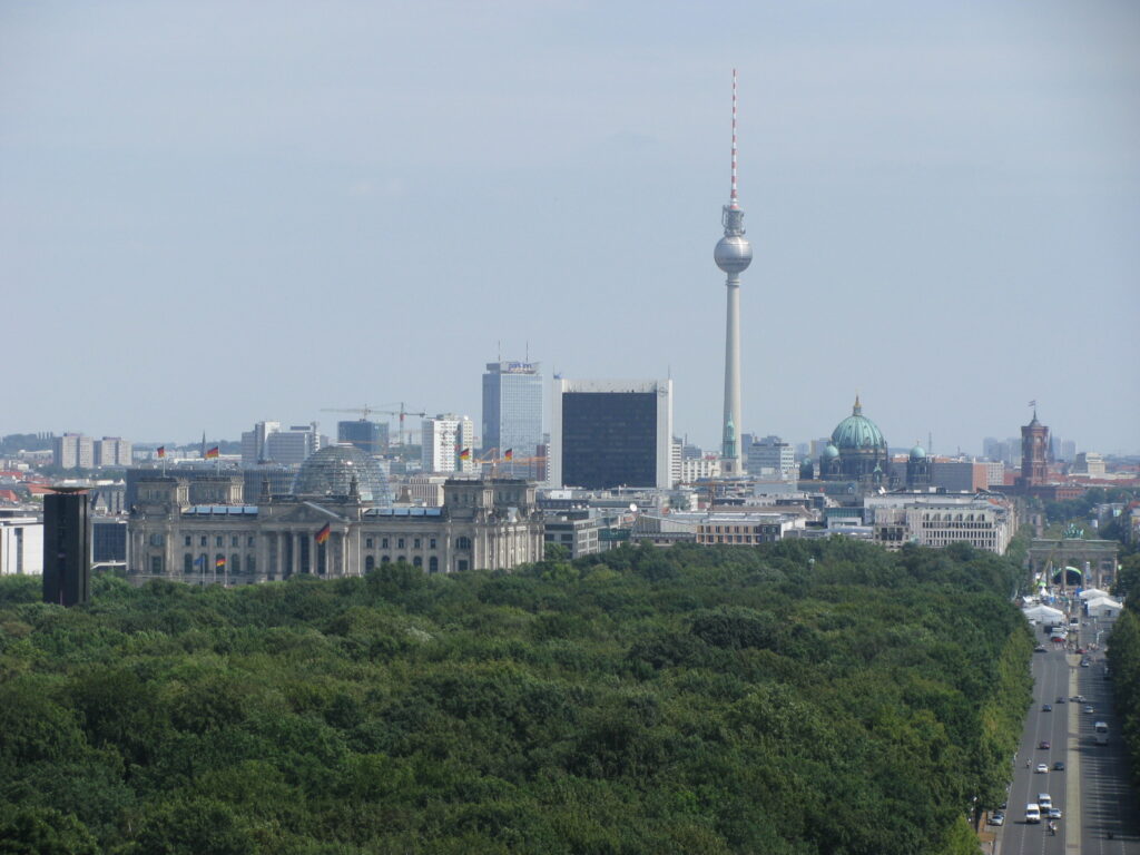 Berliner Skyline mit Fernsehturm, Reichstag und Berliner Dom über dem Tiergarten