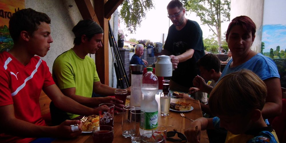 KANU-Jugend: Saisonabschlussfahrt zu Holly`s Café – immer eine Reise wert!